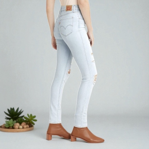 Levi's 721 Skinny Women's High-Rise Light Blue Jeans - Picture 3 of 12